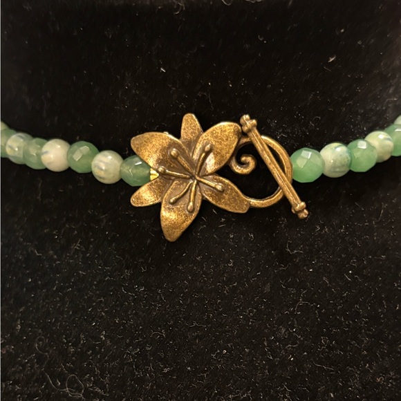 Beautiful vintage jade beaded necklace with jade engraved pieces. - Picture 3 of 4